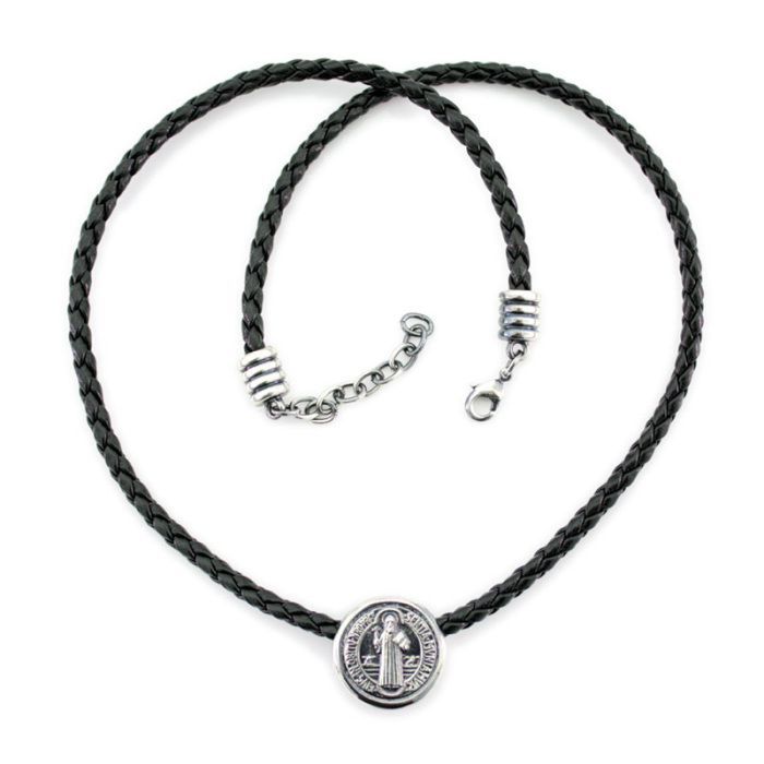 Collar de cuero con medalla de San Benito