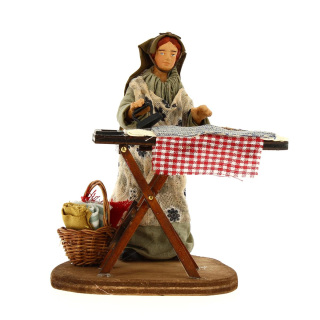 Donna che stira in terracotta vestita 12 cm