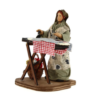 Donna che stira in terracotta vestita 12 cm