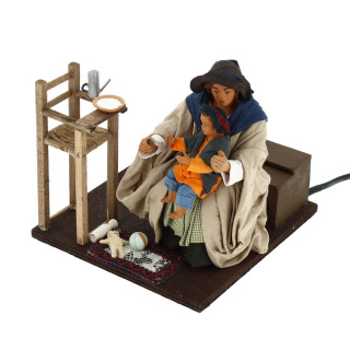 Madre alimentando al bebé en movimiento de terracota vestida 24 cm