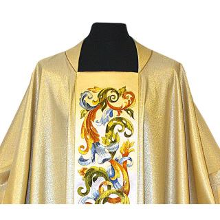 Casulla con estolón Decoraciones clásicas en lampazo dorado
