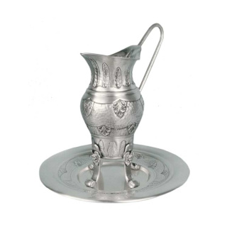 Brocca lavabo cesellata con piatto in metallo argentato 23 cm