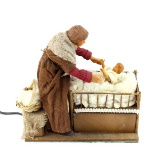 Mamma e bimbo con culla in terracotta vestita a movimento 24 cm
