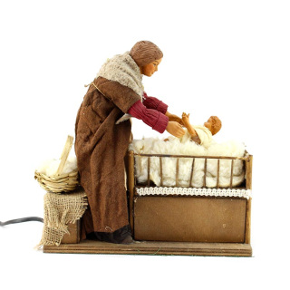 Mamma e bimbo con culla in terracotta vestita a movimento 24 cm