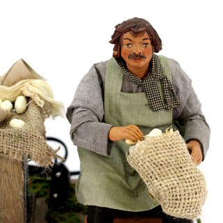 Venditore uova con banco terracotta vestita a movimento 24 cm