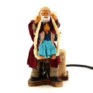 Uomo gioca con bimba terracotta vestita a movimento 12 cm