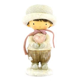 Boy with hat and heart figure in resin 18,5 cm