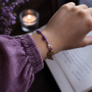 Pulsera Rosario Tau con Cordón Lila y Cruz Tau de Madera