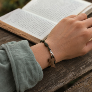Pulsera Rosario Tau con Cordón Verde y Cruz Tau de Madera